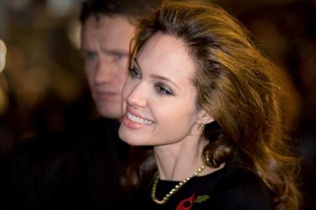 Angelina Jolie je nejl�pe placenou here�kou