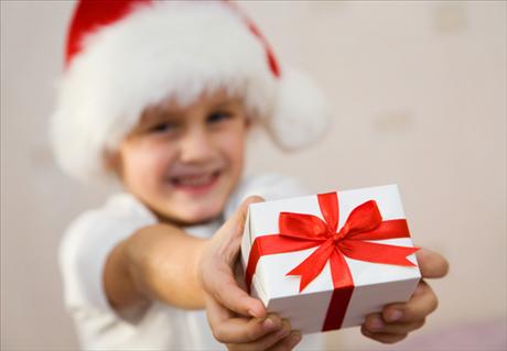 Měly by děti dávat dárky?