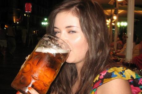 holka a pivo