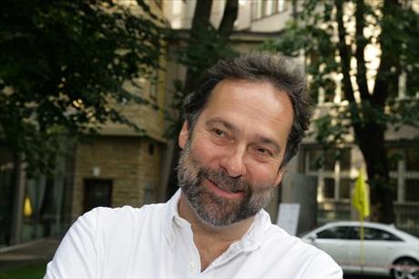 Radek John si vede �ernou listinu novin���, kte�� l�ou