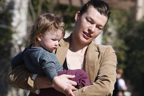 Milla Jovovich je matkou na pln� �vazek