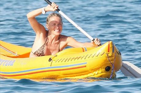 Sharon Stone posiluje na kajaku